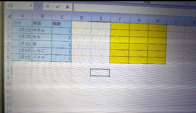 vbaで質問です。 . 水色の表を→黄色の枠に移動するコードを教えて下さい。 ①2重ループを使うこと ②簡単でいいです。 ※※※※※ Copyメソッド（コピー）などは使わないで下さい。