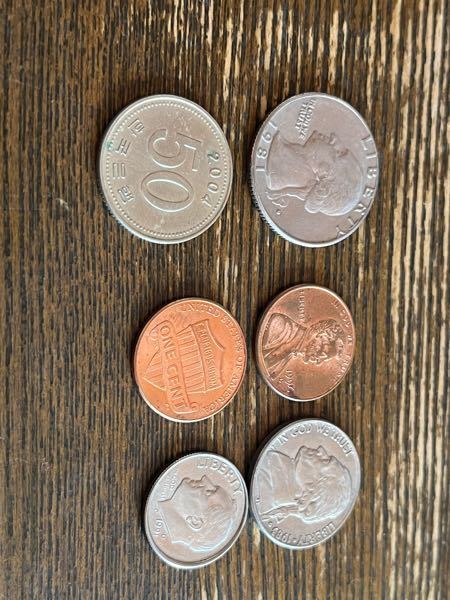 これらのお金はどこの国のものでしょうか？ 一つ一つ教えていただけると有難いです。 真ん中の列の上と下は表は同じ人物なのに裏が違いました。下のコインは記念コインでしょうか？