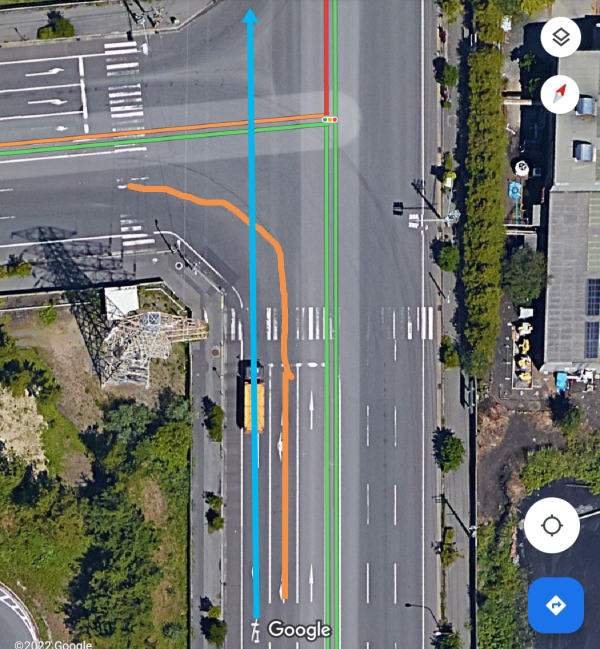 私がオレンジの線の通りに左折したのですが、左折専用レーンの車が直進して接触しそうになりました。 もし、接触した場合の過失割合はどのぐらいになるのでしょうか？。