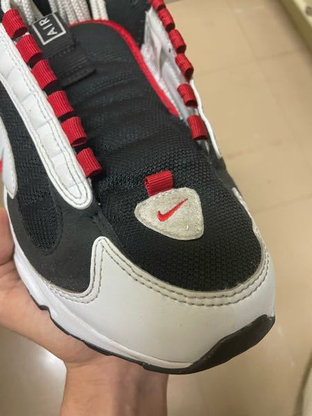 スニーカーの写真のnikeのロゴの部分の周りの白の逆三角部分の布の部分っ Yahoo 知恵袋