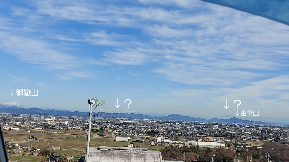 岐阜県池田町の池田山から長野方面を見た時に見える山の名前を教えてください。 左端にあるのが御嶽山です。右端の金華山の後ろに見える大きな山はなんという山でしょうか？ 又、間にズラっと並んでいる山の名前も知りたいです。 よろしくお願いします。