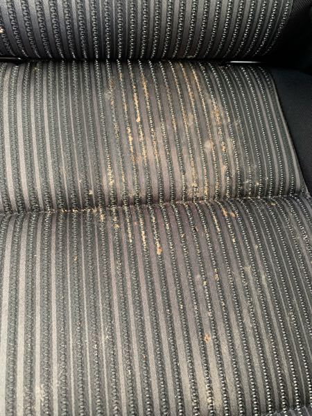 車のシートの汚れの取り方について、教えて欲しいです。 けっこうガッツリ付いていて、乾いていました。 気づくの遅くて、完全にこびれ付いてました。