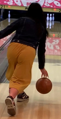 ボウリングするときってこんな服装でも大丈夫ですかね ヒラヒラしてるズボン Yahoo 知恵袋
