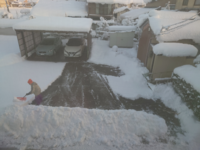 お向かいの家の除雪の嫌がらせで困っています。 写真のように敷地の境界に高く雪を積み重ねて異様な光景になっており、私の家の車庫から車の出し入れが困難になっております。
頑固な爺さんで何度注意しても直りません。
近所からも雪の壁の異常さで同情されております。