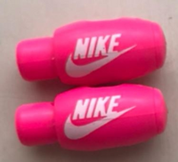 嘗ては画像のようなメーカーロゴの入った靴紐止めがnikeから発 Yahoo 知恵袋
