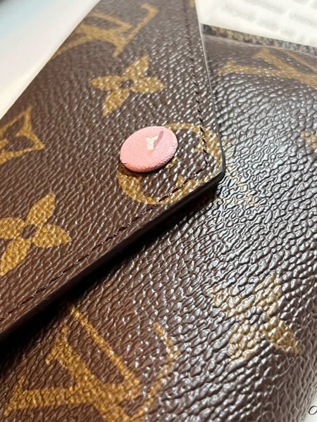 ボタン部分の生地少し剥がれています。 他に傷などはありません。 ちょうど去年に買ったヴィトンの財布のボタンの部分の生地が剥がれて
