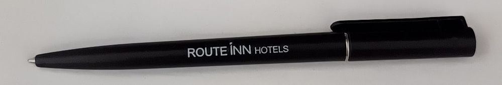ボールペンについて 画像のようなボールペンをなんと言いますか？ 上を回すとペン先が出てきます。 ホテルのものですが物凄く魅力を感じて似たようなものを欲しいと思ったのですが名称が分かりません… 分かる方回答お願いします