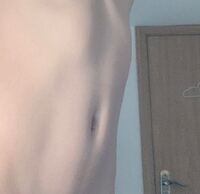 男です 痩せすぎて腹筋が浮き出てます 腹筋が出るのは良いのですが 縦線だ Yahoo 知恵袋