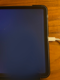 iPadの画面に急に縦線が入ってしまいました。落としてはいない iPadの画面に急に縦線が入ってしまいました。落としてはいない