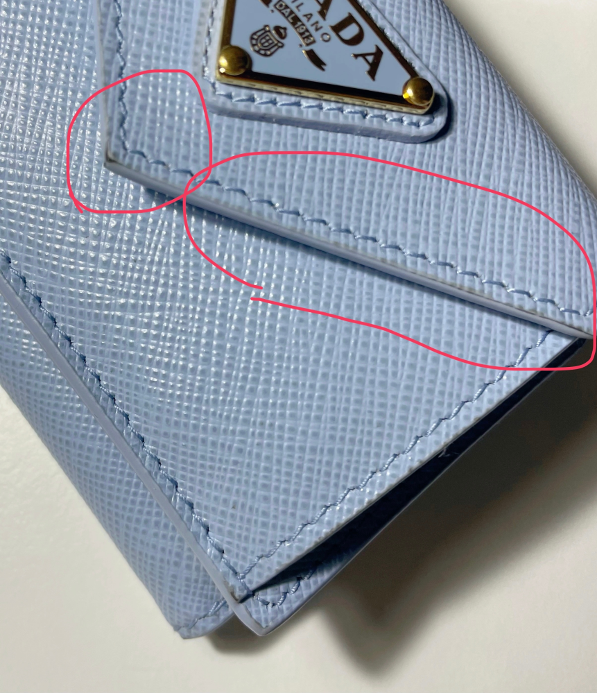 革財布の汚れについて質問です先日PRADAの革財布を購入したの