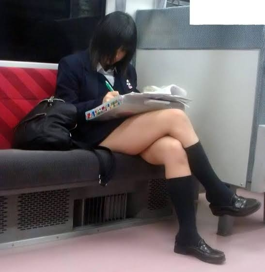 ミニスカ脚画像 女性に質問です。彼女が今日ミニスカだったんですが、電車で座って足を組んだ... - Yahoo!知恵袋