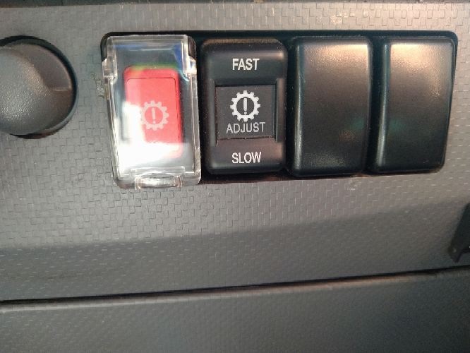 いすずのエルフというトラックについてるボタンなのですが何のボタンでしょうか？ 赤いボタンとその隣の2つについてです！