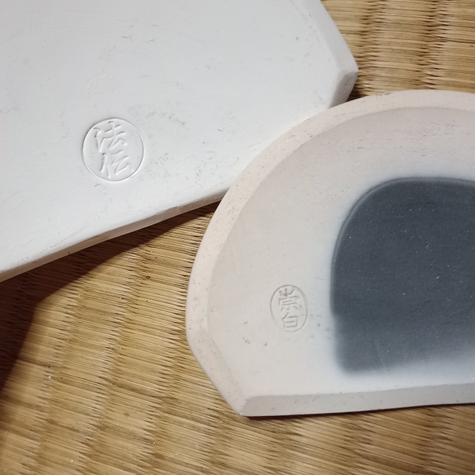 前瓦器の陶印です。何方の陶印でしょうか? また右の黒くなってしまっている方は使用したことがあるということでしょうか。