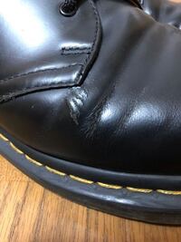 ドクターマーチンの革靴なんですけど この傷ってひび割れでしょうか 履きじ Yahoo 知恵袋