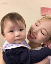 Twiceのインスタでナヨンちゃん ジヒョちゃんと一緒に写っていたこの赤 Yahoo 知恵袋