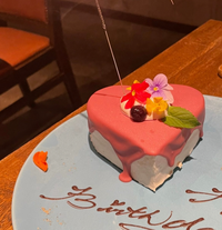 彼氏の誕生日にサプライズとして誕生日プレートを頼みたいのですが この写真 Yahoo 知恵袋