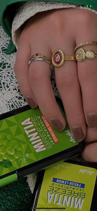 ‼️急募‼️
こんにちは！指輪の特定をしてほしいです。4月20日に齋藤飛鳥さんがInstagramに投稿していたこのニコちゃんマークの指輪のブランドを特定して欲しいです。 