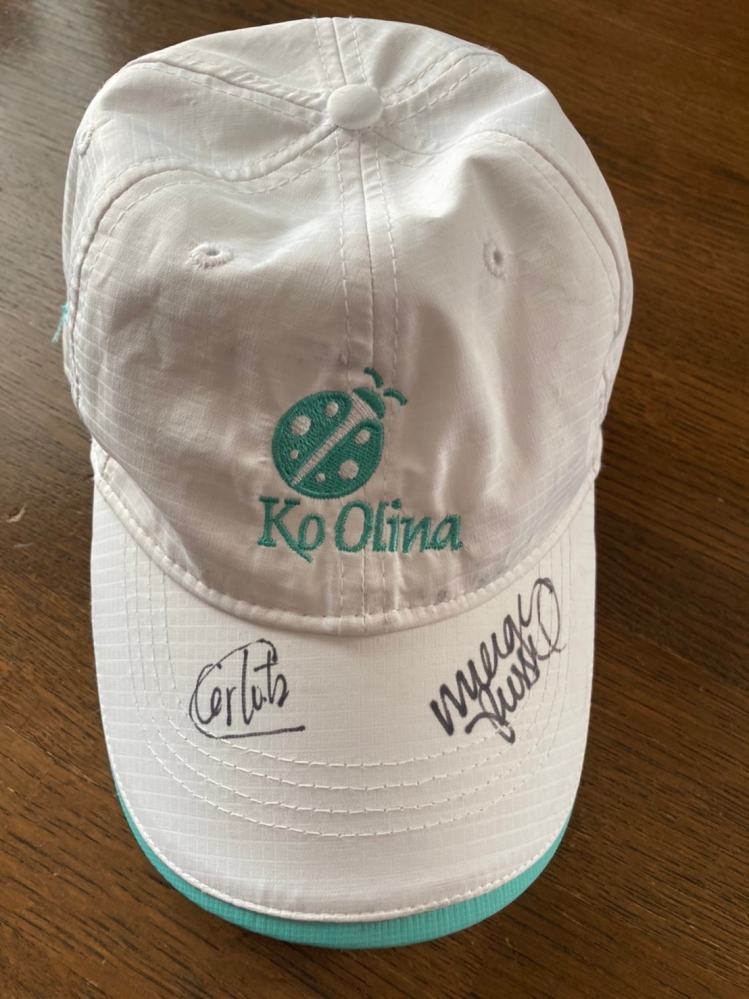 ゴルフ選手のサインについて 親戚よりゴルフキャップを譲り受けたのですが、このサインは何て書いてあるのでしょうか？ 誰のサインなのでしょうか？ これをくれた親戚はすでに他界しており本人に聞けませんでしたが、とてもゴルフ好きな方でこのキャップの「Ko Olina」もハワイのゴルフコース？の名前らしいです。