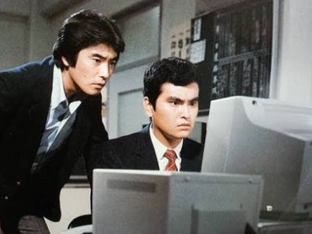 昭和時代に石原良純さんが刑事ドラマ「太陽にほえろ」の中で操作していたマイクロコンピュータと、現在のパーソナルコンピュータは何が違うのですか？