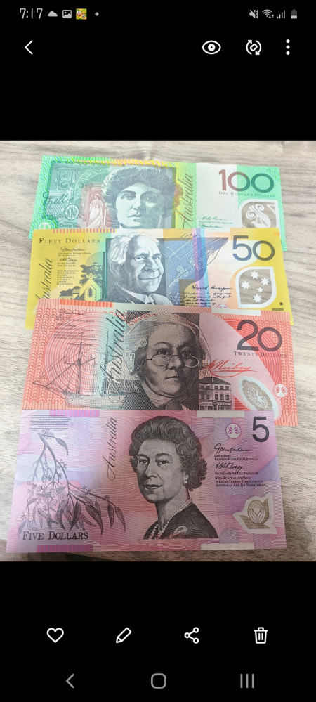 外貨紙幣について、どなたかおわかりの方、教えて下さいませ。 オーストラリアドルなのですが、現行の一つ前の紙幣を持っているのですが、一つ以上前になると使用できなくなると聞き、これを国内で現行の新紙幣に交換できる場所があるか知りたいです(関西在住です) 又、もし可能な場合、新紙幣への交換だけでも手数料は発生しますか？ 現在手元にある紙幣の画像を添付させて頂いております。 どなたかわかる方、教えて下さいませ。どうぞ宜しくお願い致します。