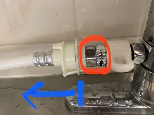 パナソニック食洗機が作動しません cb-ssg6の分岐水栓を取り付けました 赤丸のところまでは水が来てます 青矢印側に水が届いてません どうしたらいいでしょうか？ ホースを取って、安全弁を押しても水が来てません… どうして… 助けてください！！ 分岐コックは開いてます。 開いて閉じて繰り返してホースをつけたり試しました。 水道はでてますので元栓はあいてます。
