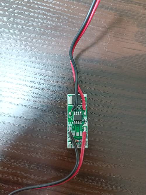PWMのICについて LEDテープをPWMで制御できる基盤を製作したいと考えています。よく電子パーツを売っているお店で、3ボタン式の制御基盤があったため、こちらを分解して使用しているICがどのようなものなのか調べようとしました。しかし、ICに刻印がされておらず、詳細が不明でした。 写真を載せますが、制御ICは一つのなので、こちらでPWMの信号を出し、MOSFETでGNDラインを制御しているようです。 ５５５のICでPWM制御の回路を考えましたが、スライドスイッチ（オルタネート式）や可変抵抗は見栄えが良くないので、小型で済むモーメンタリスイッチを２つ並べるだけで済むと良いなと考えています。 ICの動作はボタンで変える仕組みで、３つのボタンがあります。 1つ目：点滅パターンの変更（ゆらぎ、点滅等） 2つ目：光量増大、常時点灯（点滅パターン解除）、消灯 3つ目；光量減少 欲しい機能は、光量増減（８段階）と消灯のみで、点滅パターンは不要です。 上記の機能を備えた汎用のICはありますでしょうか？ よろしくお願いいたします。