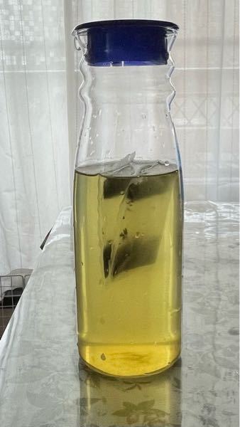 伊藤園のジャスミン茶を水出しで作っているのですが、よく見てみると浮く茶葉と沈む茶葉に分かれています。どのような違いがこうした変化を生んでいるのか教えてください。