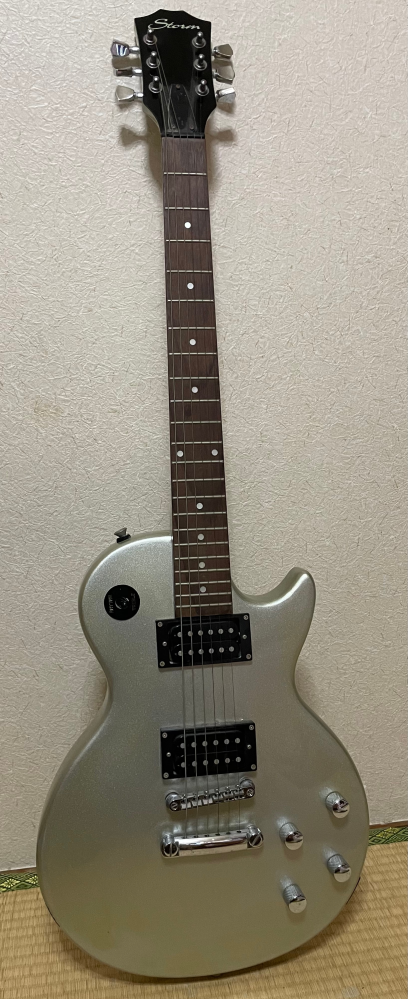 【至急】Stormのエレキギターを売ろうと考えていますが、画像のギターの定価などの詳細わかる方、お教えいただきたいです。 かなり昔に買ったものでこれといった情報が分かりません。よろしくお願いします..