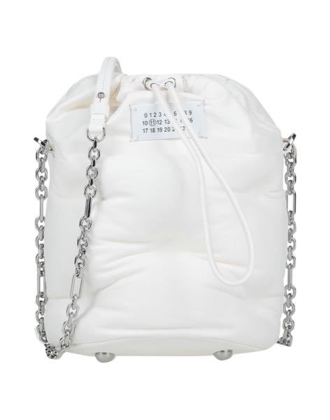 メゾンマルジェラのグラムスラム バケットバッグのスモーキーピンクが欲しいのですが、日本では取り扱い無いのでしょうか？ 画像のものの色違いです！ わかる方居ましたら教えてください！