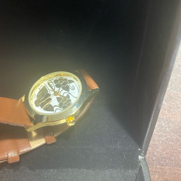 この時計の金属部分の表面につくたくさんの点は何ですか？取れますか？ 材質は不明です… お助けください…