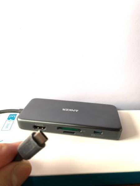 先日、MacBook Air 2015を中古で購入しました。 出先でもネットに繋げて使いたいと思い購入したのですが、もしも出先でWi-Fiが無かった場合ネット繋げて使用出来ないなと思い Anker社の『Anker PowerExpand+ 7-in-1 USB-C PD ハブ HDMI出力ポート 60W出力USB-Cポート イーサネット USB-Aポート2個 microSD＆SDカード搭載スロット』という商品を購入しました。 ※この製品の説明には、MacBook Air2015は対応していると記入ありました。 これにはEthernetのポートも付いてるし充電ポート（USB-C）もあるので、Wi-Fi飛んでなくてもLANケーブル繋いで使用できるし少ないポートを拡張しつつ充電も出来ると思い購入したわけですが、このAnker社の製品を購入してからMacBookAirの2015の本体側にUSBのCポートが無いことに気付きました。 【充電】 Amazonにて、MagSafe2→USB-Cのメスに変換するアダプタと、USB-A→USB-Cメスに変換するアダプタを一応両方購入し試したところ、どちらも充電が出来ませんでした。 【Ethernet（LANケーブル）】 MagSafe2アダプタ→ネット繋がらず USB-Aアダプタ→ネット繋がった 上記の状況で、購入したAnker社の製品を使用できるようにするにはどうしたら良いですか？ また、アダプタ等で対応してる製品があれば教えていただければ嬉しいです。