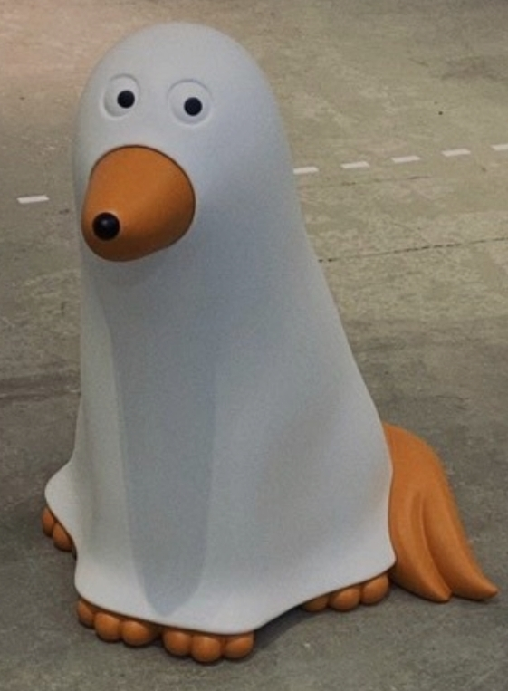この犬が白い布被ってるみたいなキャラクターなんて名前ですか