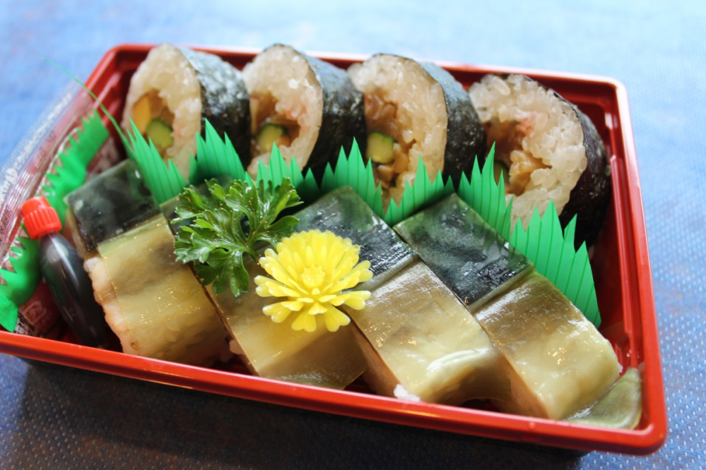 こんにちは 皆さんは バッテラ寿司と巻き寿司 どちらが好きですか？？