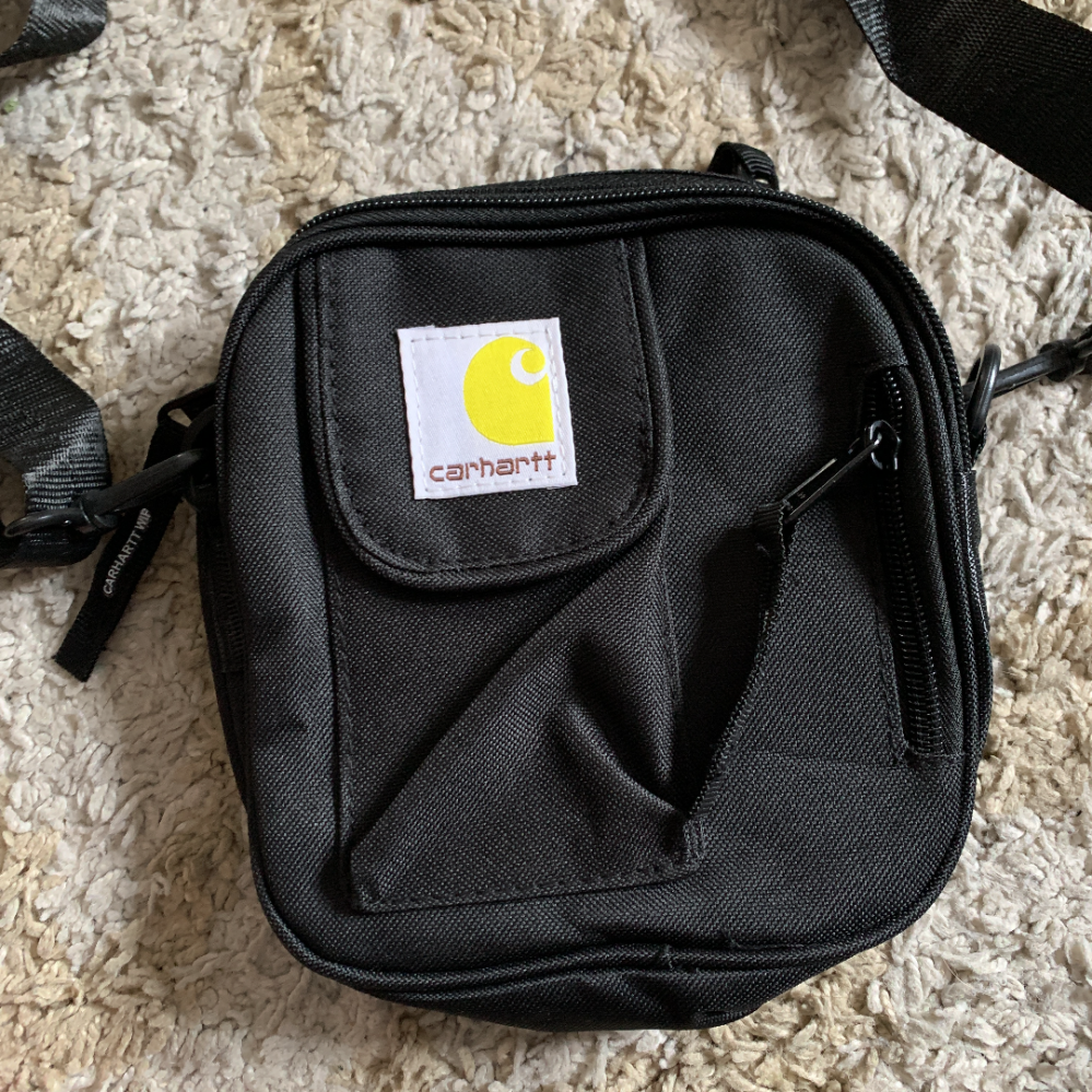 カーハートのショルダーバッグを メルカリで2000円で買ったのですが これは偽物でしょうか？ タグが黄色で明らかに怪しいので、。