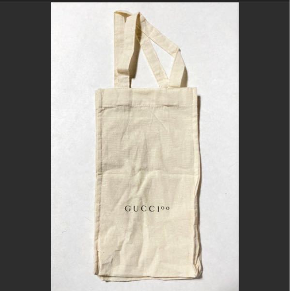 グッチの100周年の時？にもらえたこちらの袋は 何に使うのですか？細すぎていままで使っていませんでしたが何に使うのか教えて欲しいです。飲み物が入るのにちょうどいいくらい細いです