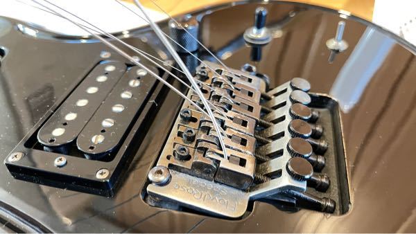 写真のような感じでフロイドローズが固定されているギターのは、どうすれば弦交換などが出来ますか？