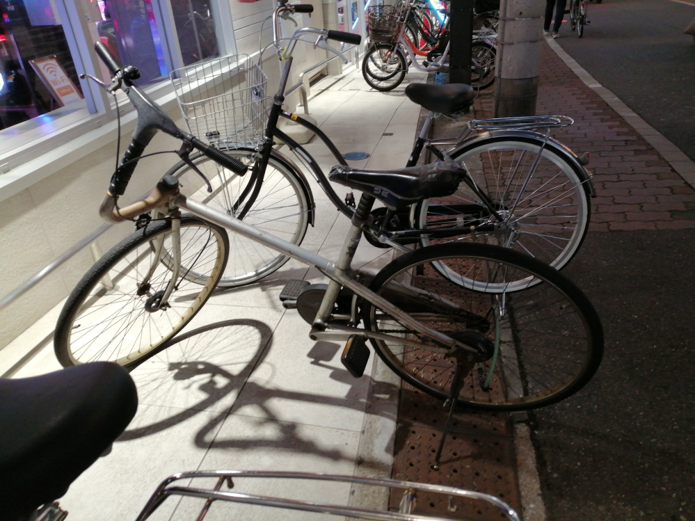 ブリジストンの変形ハンドルの自転車について教えてください 街でBSの変形ハンドル？ステムの自転車を見かけました 初めて見た車種でした、80年代90年代のクロスバイク？折り畳み？自転車 ヘッド周りがかなり特徴的でステムキャップにブリジストンのロゴが入ってたように見えました フロントバンドブレーキ？の全体的にかなり凝った作りになってます この自転車の名前や、発売時期、コンセプトやデザインの理由等教えてください よろしくお願いいたします。