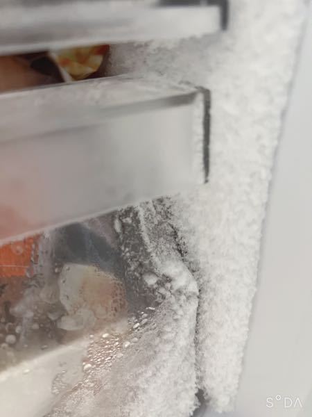 至急お願いします。 冷凍庫を開けたらこんなふうになってました 中が全部凍ってアイスとかもくっついて取れません どうしたら普通の冷凍庫みたいに治りますか？