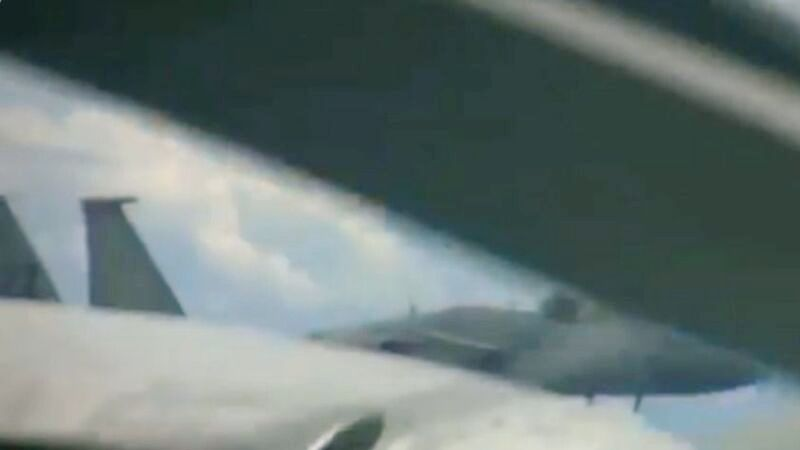 日本周辺に飛来したロシア爆撃機を米空軍戦闘機がスクランブル発進:5/26(木) 動画あり：https://news.yahoo.co.jp/byline/obiekt/20220526-00297801 ロシア国防省の発表動画からTu-95MS爆撃機から撮影された米F-15戦闘機。 空自だけじゃなく、米空軍もスクランブル発進したんだな～。 この米F-15、約何ｍまで近付いてるんだろ～？