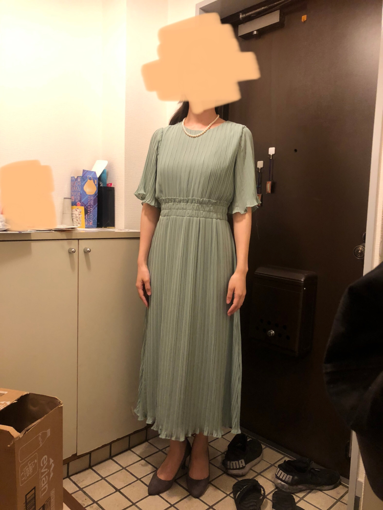 結婚式用ドレスの、ウエストゴムのデザインについて 今週末に友人の結婚式があるため、結婚式用のドレスとしてワンピースを購入しました。そのワンピースのデザインについての質問です。 画像のワンピース...