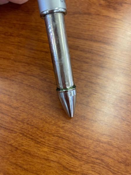 この液体ってなんですかね？ 4色のボールペンなんですが、持つ部分のゴム？っぽいところを外すとなんとも言えない嫌な匂いのする液体がついてます。ふつうに持っていても指に匂いがつきます。使い始めて4〜5年になります。