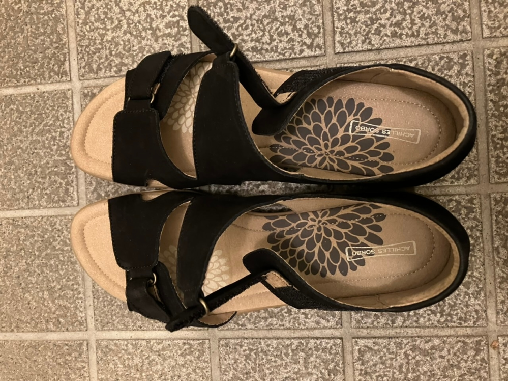 明後日コンラッド東京のアフタヌーンティーに行くのですが、この靴だと浮くでしょうか…？ 服はワンピースです。 分不相応なのは承知しているので詳しい方いましたらアドバイスお願いします。