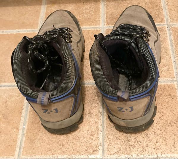 ハイキング、初心者です。 写真の靴。購入して５年。 だんだん左に寄ってます。 もう買い替えた方が良いのでしょうか？ 違和感なく履けています。 ボロボロでもありません。