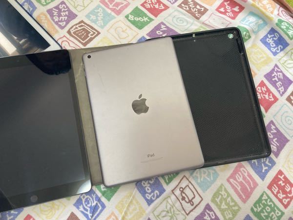 iPadの機種を忘れてしまいました。 右の銀色の方なのですが、分かる方教えてください。 左はiPad無印９世代です。 そして今の一番の目的はこの２つを比べて、画像を保存する際に性能に違いがある...