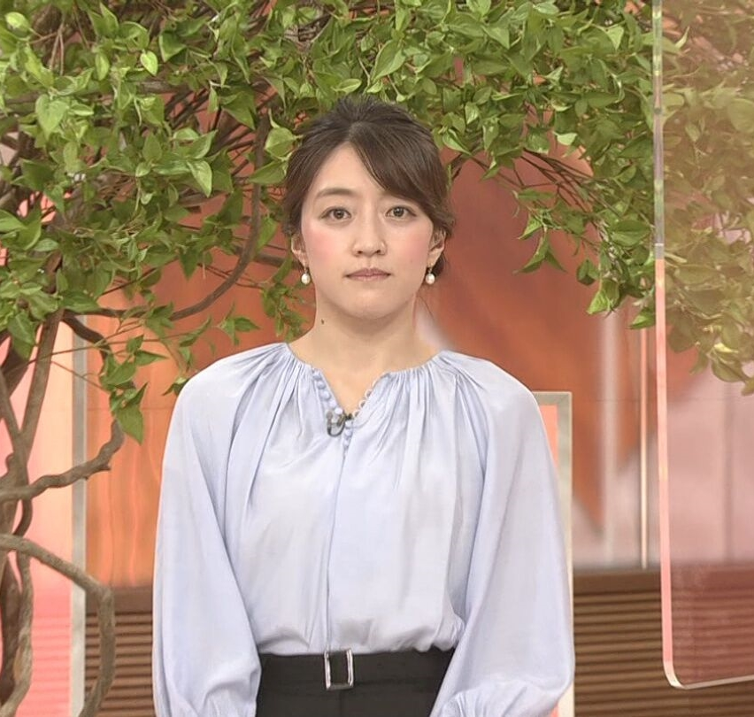 質問です サタデーウオッチ９の赤木野々花アナ サテン地のグレーのトップス Yahoo 知恵袋