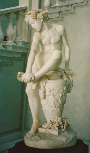 この石像はどこで展示されていますか？ 『とげを抜く少年（1879~1885）』 Gustav Eberlein作