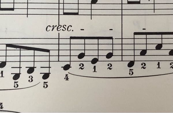 ピアノ独学の初学者です。 「チェルニー初歩者のためのレクリエーション」25番13小節の左手の運指4212の意味がわかりません。 音符の前後関係を考えても4121の方が合理的な運指だと思うのですが...