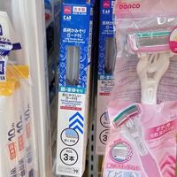 ダイソーで貝印青のカミソリを見つけましたが ドラッグストアなどで売ってる Yahoo 知恵袋