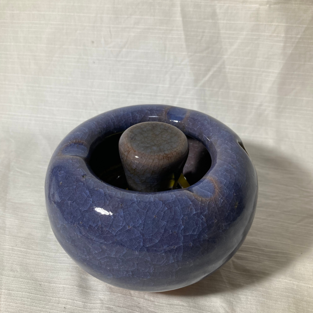 小さな火鉢の真ん中にあるものは、何をするためのものですか？ 火鉢とお揃いの陶器で出来ていて、裏には穴が空いています。