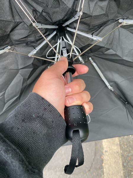 折り畳み傘の使い方が分かりません。 留め具がない代わりに謎の糸があります。 このままでは濡れてしまいます